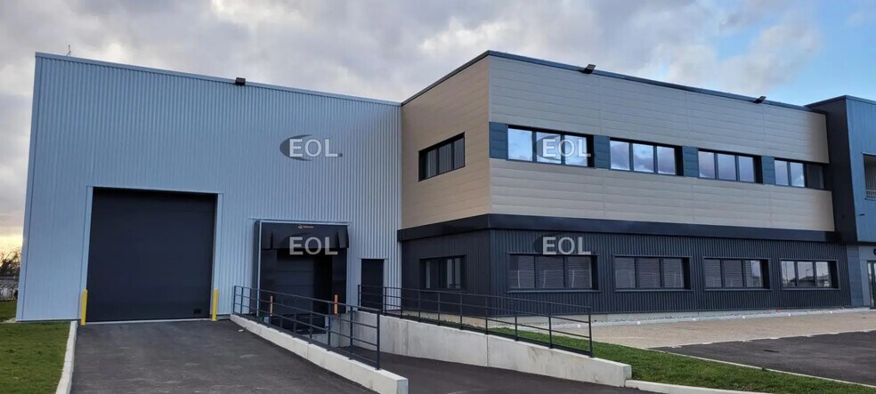 Industriel/Logistique dans COLOMBIER-SAUGNIEU à louer - Photo de l’immeuble – Image 1 sur 5