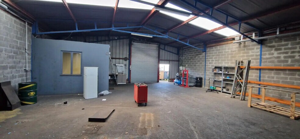 Local d’activités dans Ifs à louer - Photo de l’immeuble – Image 3 sur 3