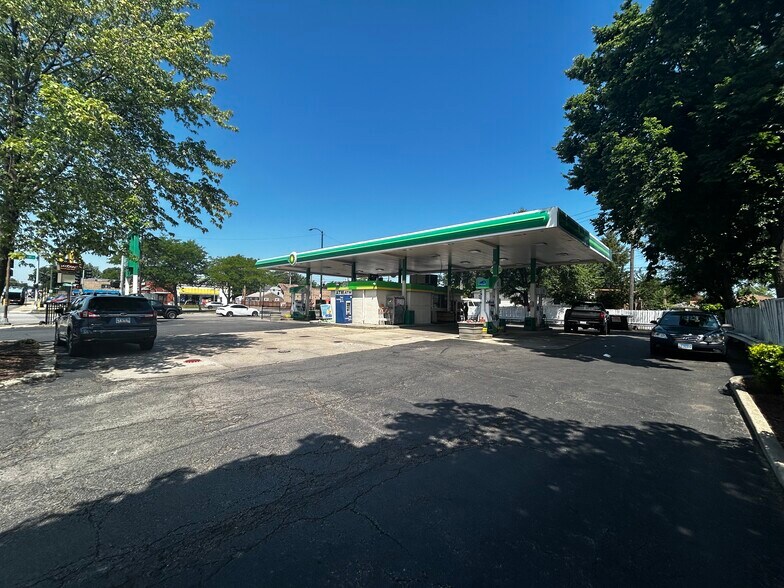 6350 W Montrose Ave, Chicago, IL à vendre - Photo de l’immeuble – Image 3 sur 9