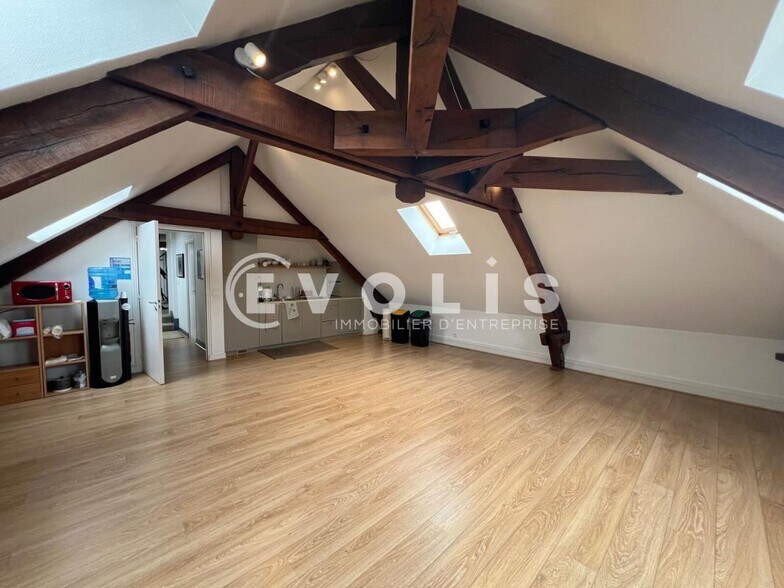 Bureau dans Limours à vendre - Photo de l’immeuble – Image 2 sur 32