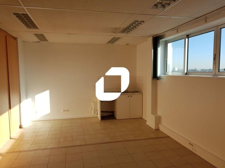Local d’activités dans Champigny-sur-Marne à louer - Photo de l’immeuble – Image 2 sur 9