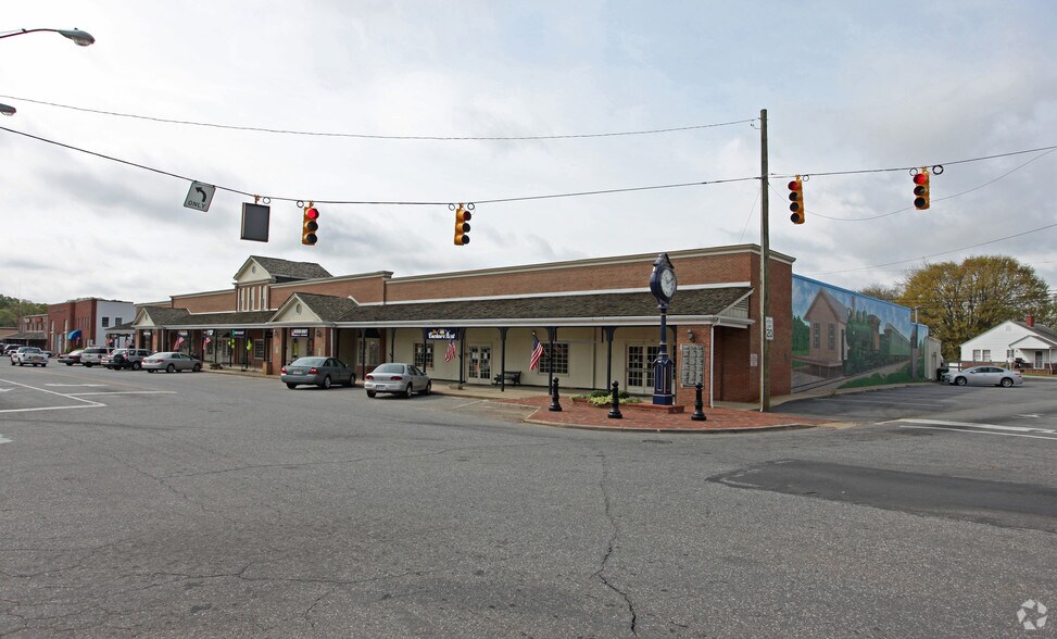 100-112 S Main St, Stanley, NC à louer - Photo principale – Image 1 sur 7