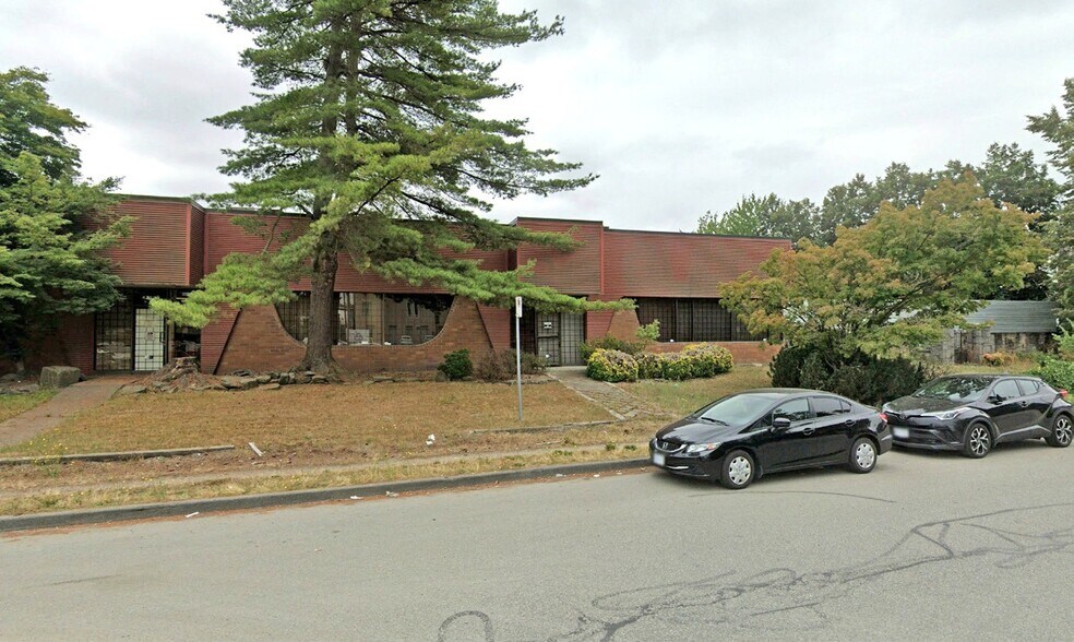 7405 Lowland Dr, Burnaby, BC à louer - Photo de l’immeuble – Image 2 sur 4