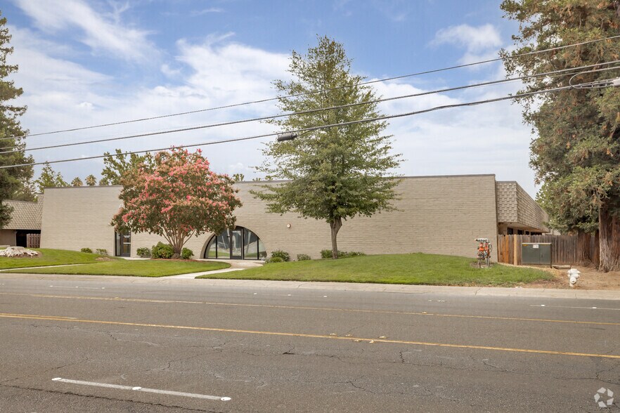 2424 Arden Way, Sacramento, CA à louer - Photo de l’immeuble – Image 3 sur 4