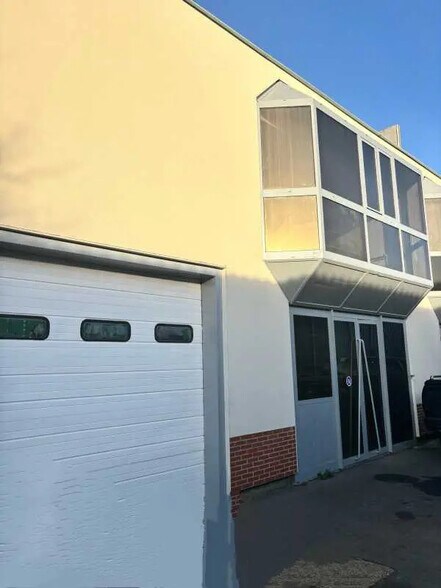 Local d’activités dans Champigny-sur-Marne à louer - Photo de l’immeuble – Image 2 sur 7