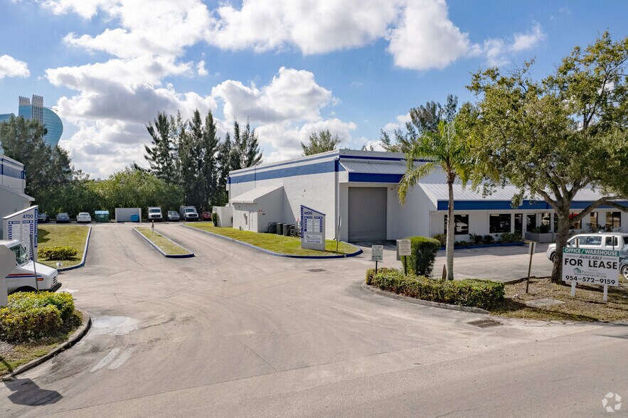 4800 SW 51st St, Davie, FL à louer - Photo de l’immeuble – Image 2 sur 10