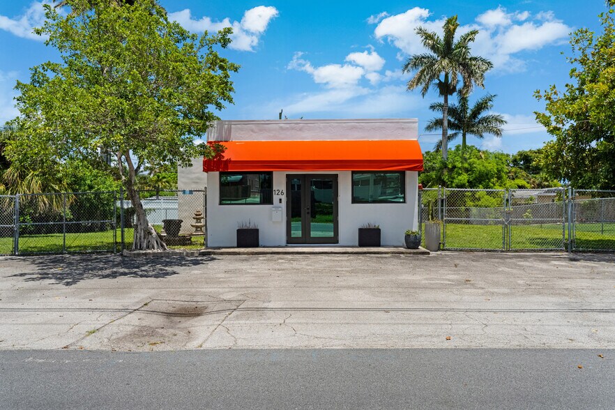 126 NE 1st Ave, Dania Beach, FL à louer - Photo de l’immeuble – Image 2 sur 27