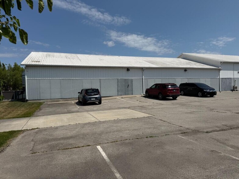 5311 Commerce Cir, Indianapolis, IN à vendre - Photo de l’immeuble – Image 3 sur 12