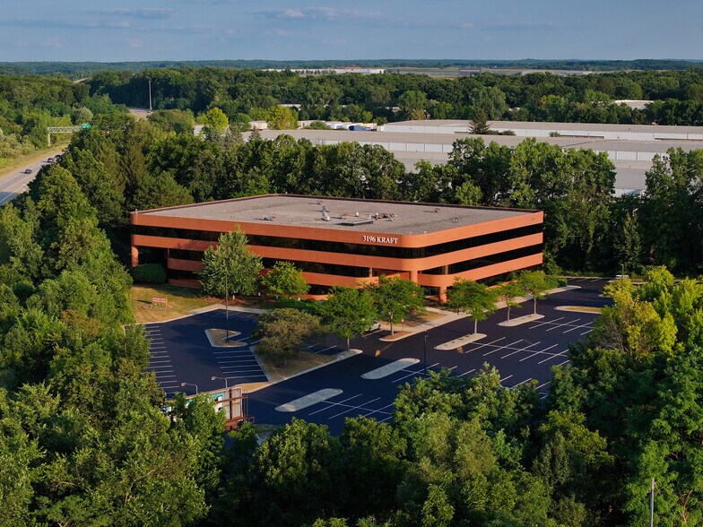 3196 Kraft Ave SE, Grand Rapids, MI à louer - Photo de l’immeuble – Image 2 sur 6