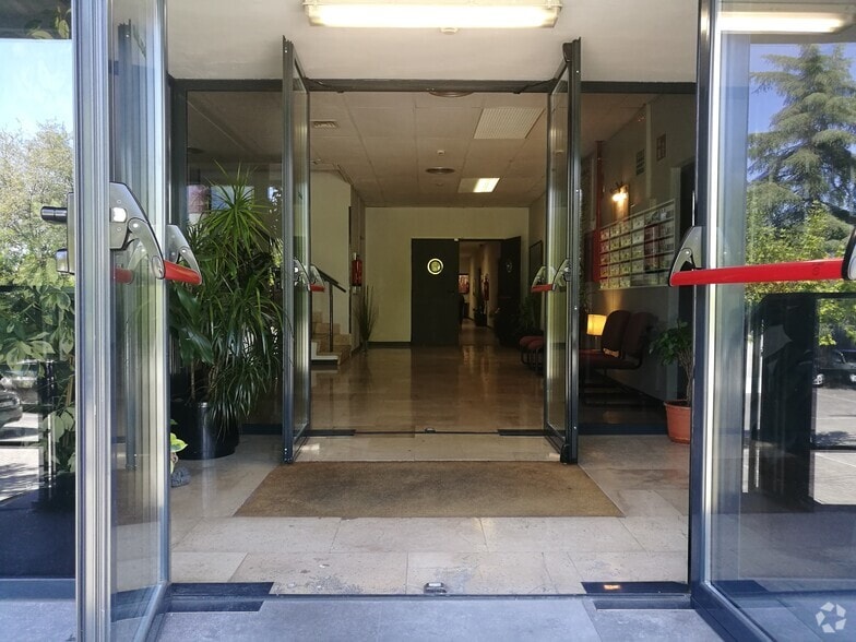 Avenida Fuentemar, 16, Coslada, Madrid à louer - Photo de l’immeuble – Image 2 sur 25