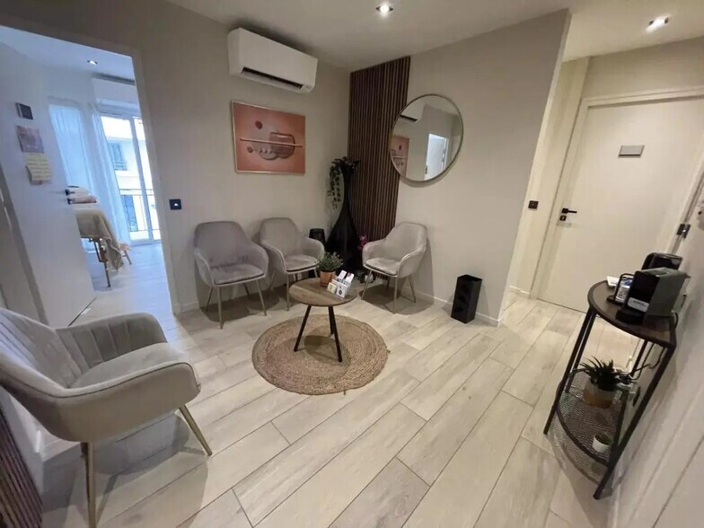 Bureau dans Saint-Laurent-du-Var à louer - Photo de l’immeuble – Image 3 sur 15