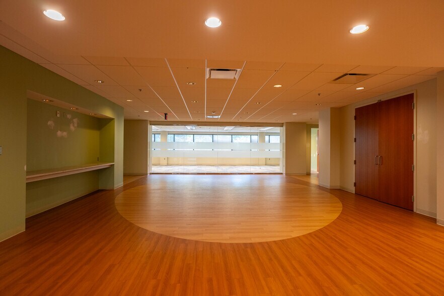 20255 Victor Pky, Livonia, MI à louer - Photo de l’immeuble – Image 3 sur 29