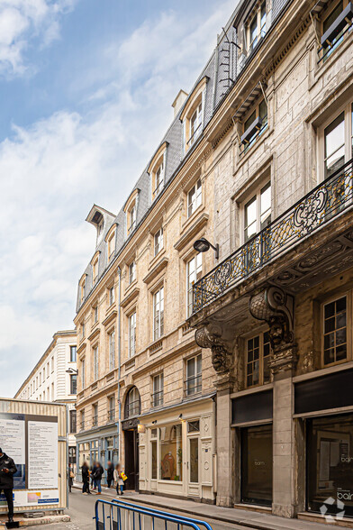 8 Rue De Valois, Paris à louer - Photo de l’immeuble – Image 3 sur 6