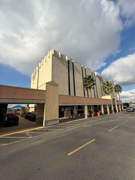 5565 Grossmont Center Dr, La Mesa, CA à louer - Photo de l’immeuble – Image 2 sur 4