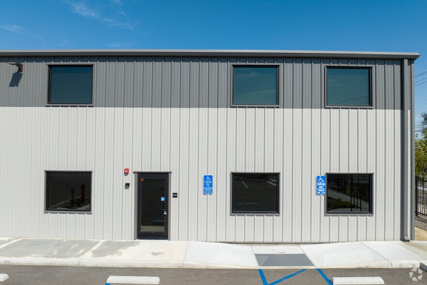 15122 Ceres Ave, Fontana, CA à louer - Photo de l’immeuble – Image 2 sur 16