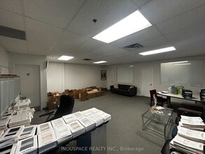 111 Topflight Dr, Mississauga, ON à louer Photo intérieure– Image 2 sur 6