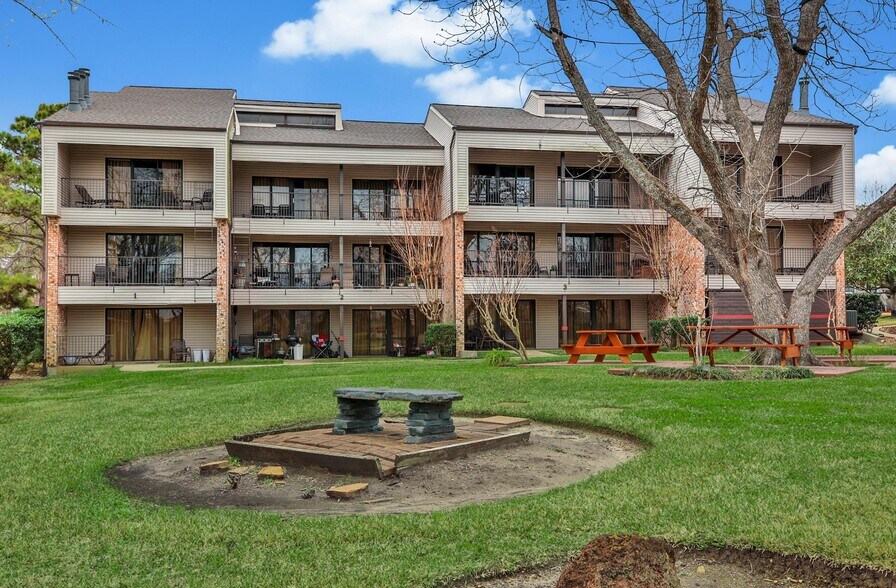 1000 April Sound Blvd, Montgomery, TX à vendre - Photo principale – Image 1 sur 16