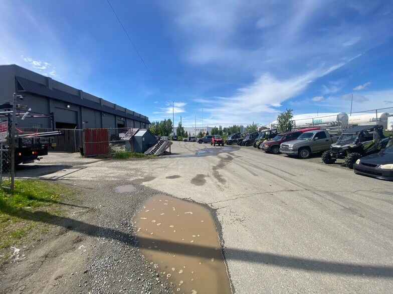 1000 W 66th Ct, Anchorage, AK à vendre - Photo de l’immeuble – Image 3 sur 14