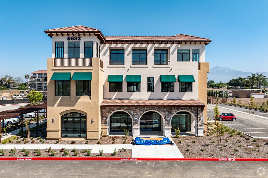 5632 Philadelphia St, Chino, CA à vendre - Photo de l’immeuble – Image 3 sur 6