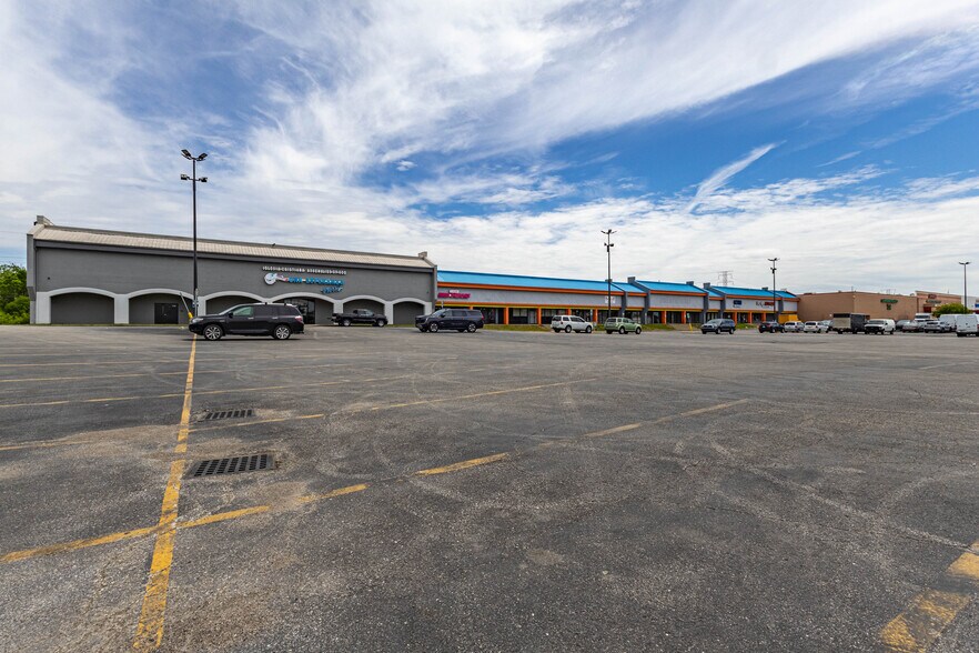 3643-3749 Commercial Dr, Indianapolis, IN à louer - Photo de l’immeuble – Image 2 sur 5
