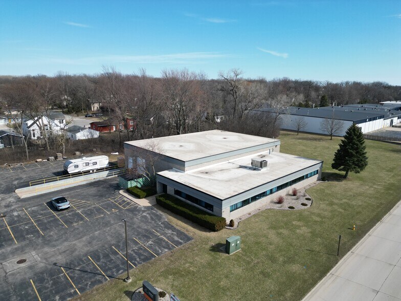 2362 Industrial Dr, Neenah, WI à louer - Photo de l’immeuble – Image 1 sur 8