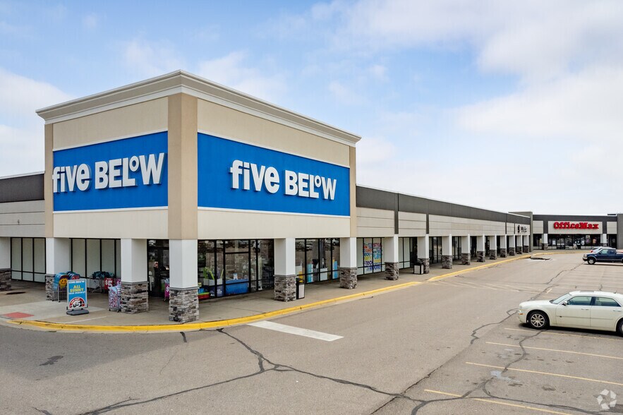 340-500 East Edgewood Blvd, Lansing, MI à louer - Photo de l’immeuble – Image 1 sur 5
