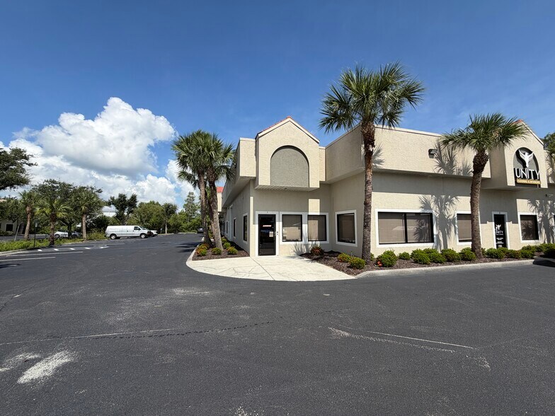 13750 Treeline Ave S, Fort Myers, FL à louer - Photo de l’immeuble – Image 1 sur 3