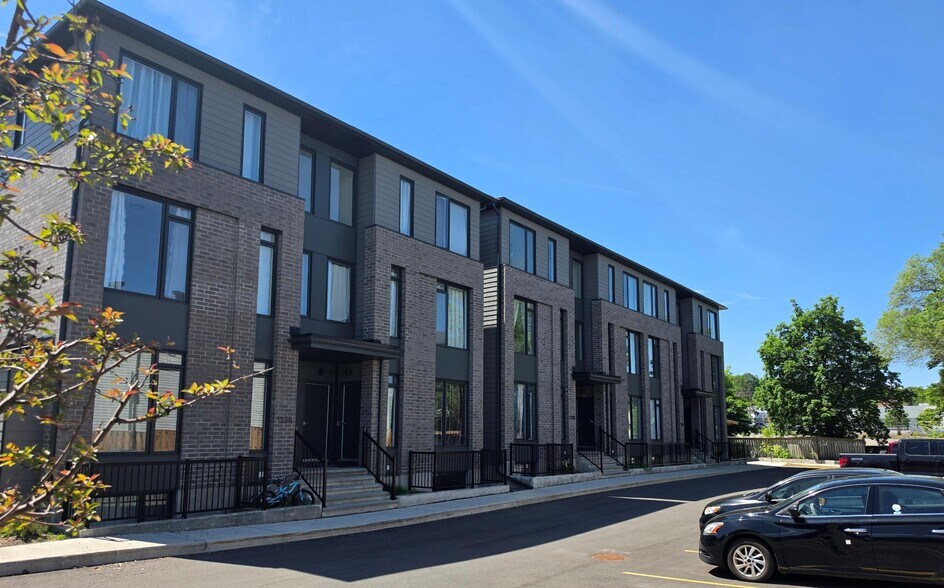 1258-1260 Marenger St, Orleans, ON à vendre - Photo de l’immeuble – Image 1 sur 20