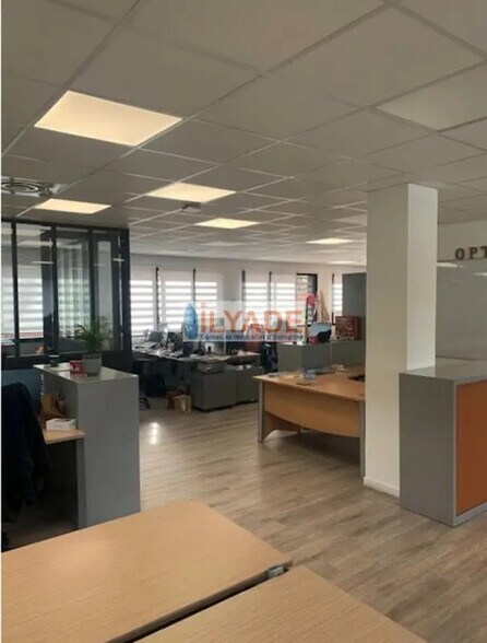 Bureau dans Venelles à louer - Photo de l’immeuble – Image 3 sur 8