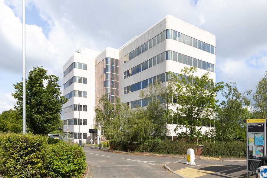 London Rd, Crawley à vendre - Photo de l’immeuble – Image 2 sur 4