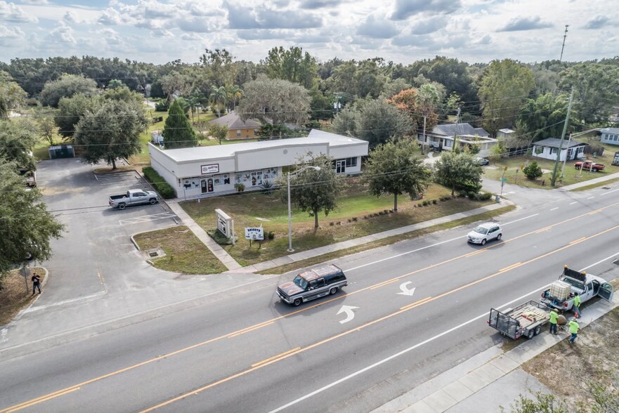 219 W Meyers Ave, Mascotte, FL à louer - Photo de l’immeuble – Image 1 sur 4