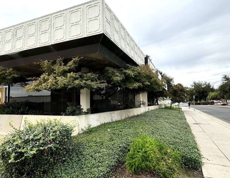 1535 E Shaw Ave, Fresno, CA à vendre - Photo de l’immeuble – Image 2 sur 5