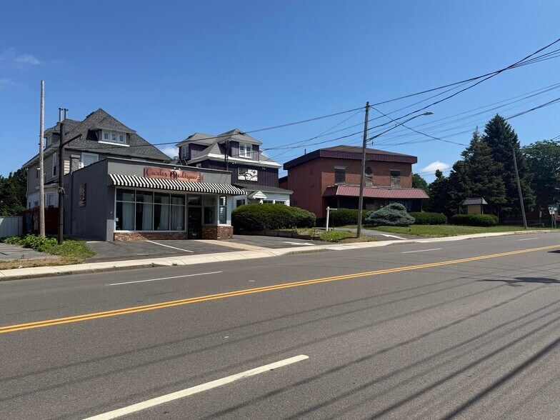 1106 -1114 Genesee Street West, Syracuse portefeuille de 3 biens à vendre sur LoopNet.fr - Photo de l’immeuble – Image 2 sur 7