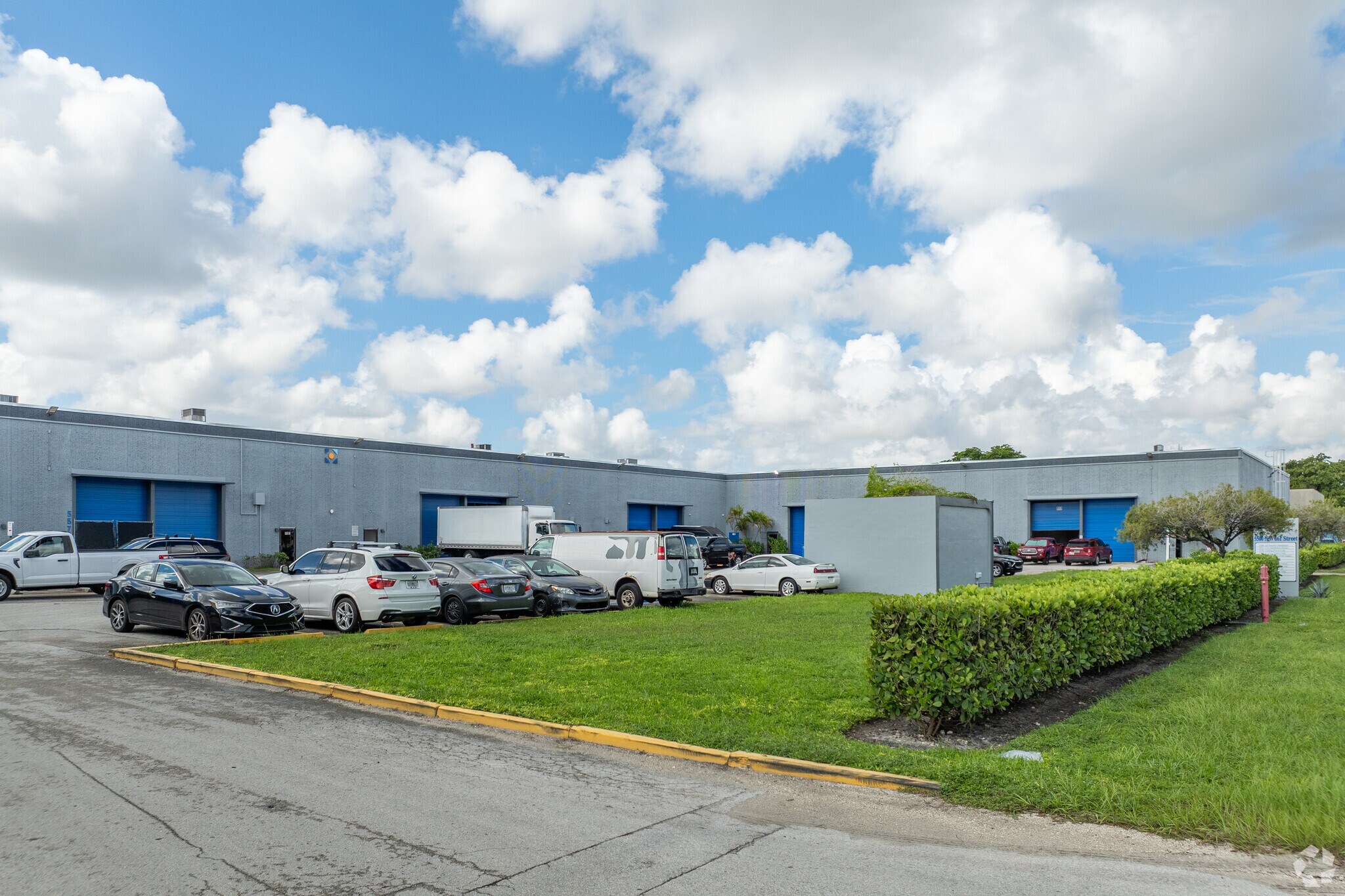 5500-5632 NW 161st St, Hialeah, FL à louer Photo principale– Image 1 sur 8