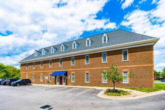 13875 Hedgewood Dr, Woodbridge, VA à louer Photo de l’immeuble– Image 1 sur 11