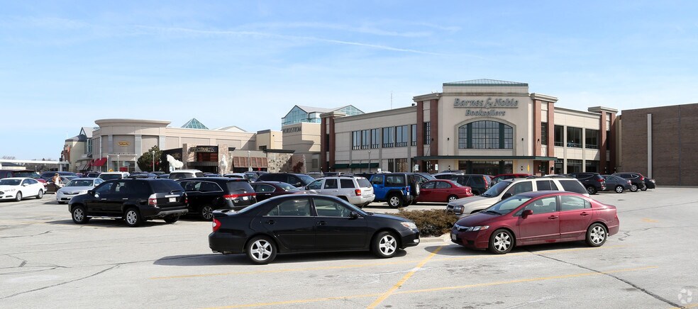 2500 N Mayfair Rd, Wauwatosa, WI à louer - Photo de l’immeuble – Image 3 sur 15