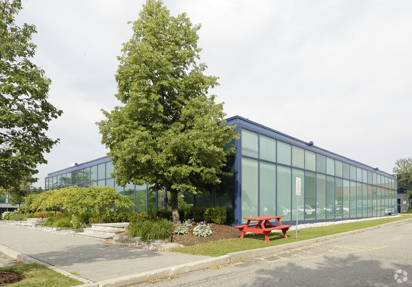 175 E Traders Blvd, Mississauga, ON à louer - Photo de l’immeuble – Image 2 sur 6