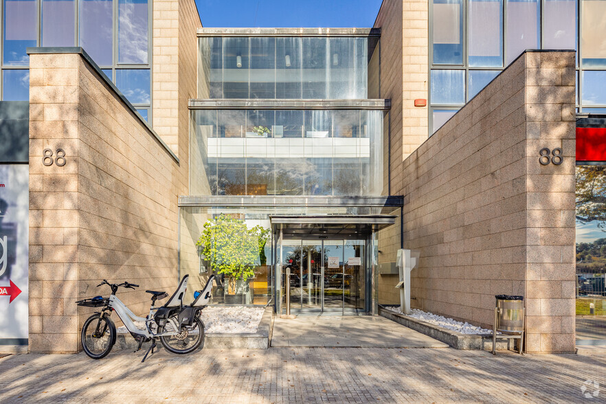 Bureau dans Sant Cugat del Vallès, Barcelona à louer - Photo de l’immeuble – Image 2 sur 4