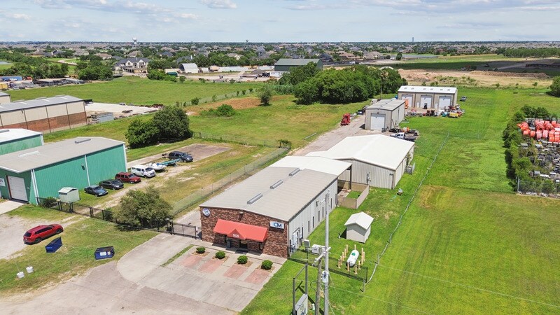 5029 FM 646 Rd E, Dickinson, TX à louer - Photo de l’immeuble – Image 3 sur 13