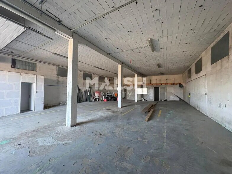 Local d'activités dans Saint-Genis-Laval à vendre - Photo de l’immeuble – Image 3 sur 19