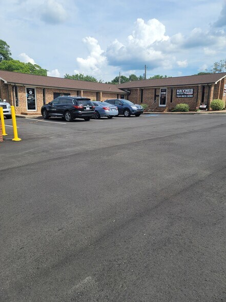 112 E Dixon Blvd, Shelby, NC à louer - Photo de l’immeuble – Image 1 sur 23