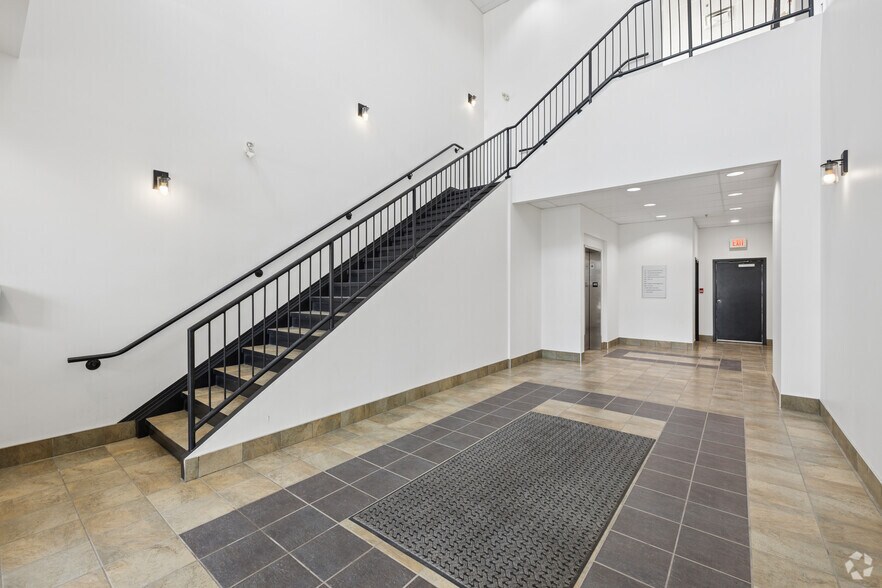 120 5th Ave W, Cochrane, AB à louer - Hall d’entrée – Image 3 sur 9