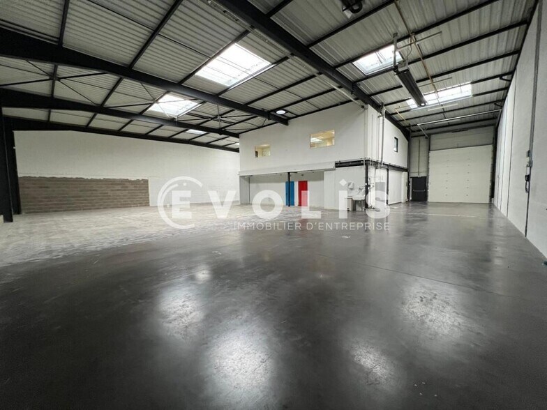 Local d'activités dans Vénissieux à vendre - Photo de l’immeuble – Image 3 sur 12
