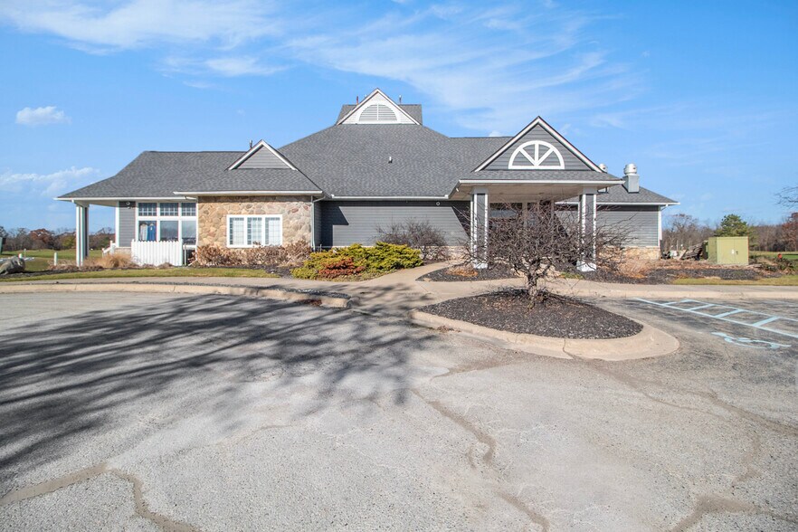 1111 6 Mile Rd, Whitmore Lake, MI à vendre - Photo de l’immeuble – Image 1 sur 5