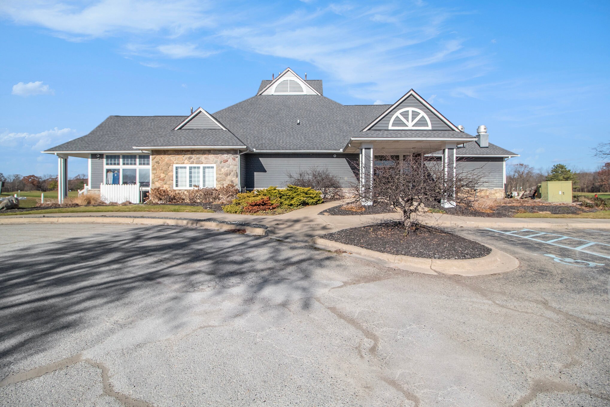 1111 6 Mile Rd, Whitmore Lake, MI à vendre Photo de l’immeuble– Image 1 sur 6