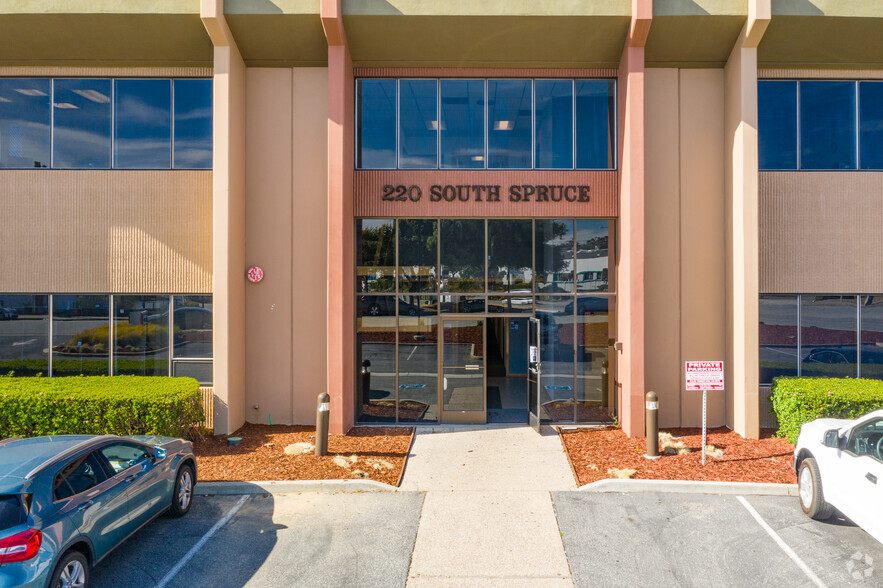 220 S Spruce Ave, South San Francisco, CA à louer - Photo de l’immeuble – Image 3 sur 3