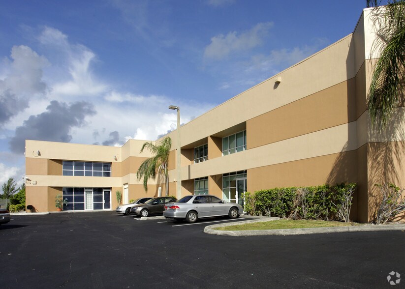 20101-20161 NE 16th Pl, Miami, FL à louer - Photo de l’immeuble – Image 1 sur 4