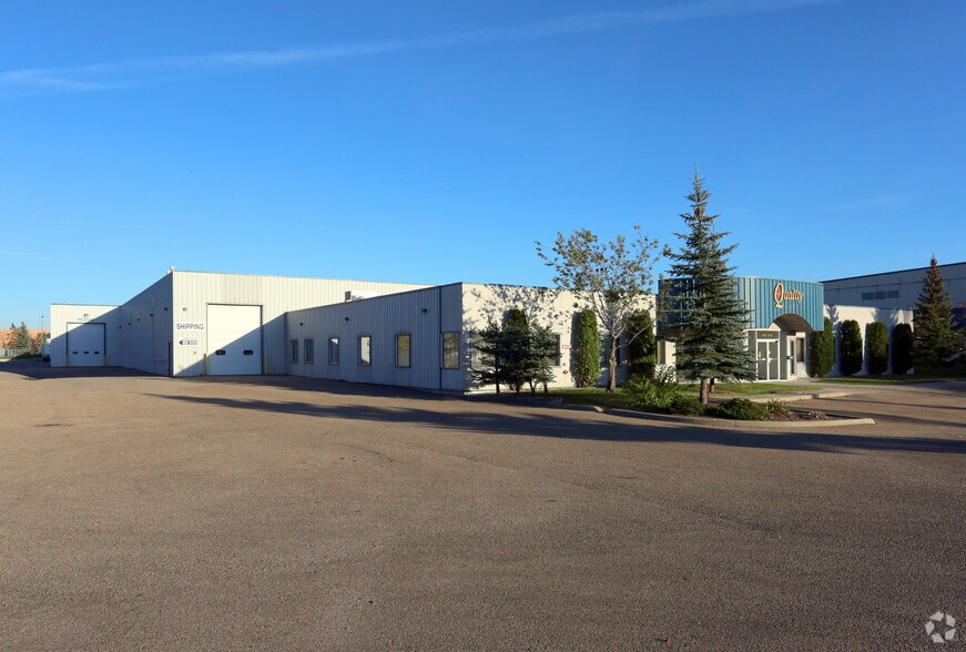 9285 49 St NW, Edmonton, AB à vendre - Photo principale – Image 1 sur 17