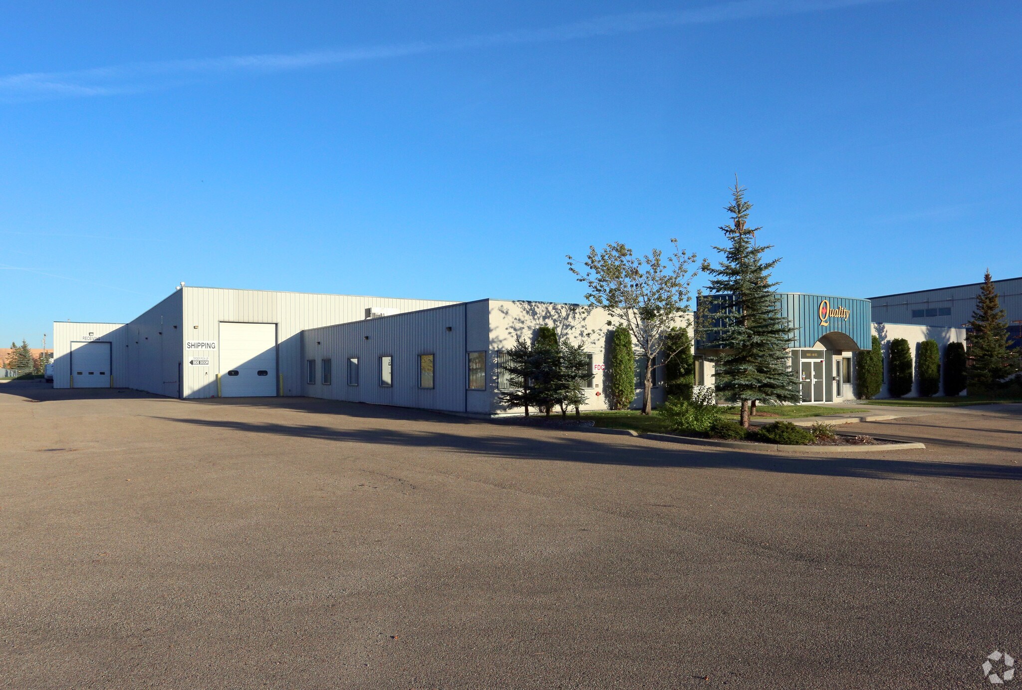 9285 49 St NW, Edmonton, AB à vendre Photo principale– Image 1 sur 18