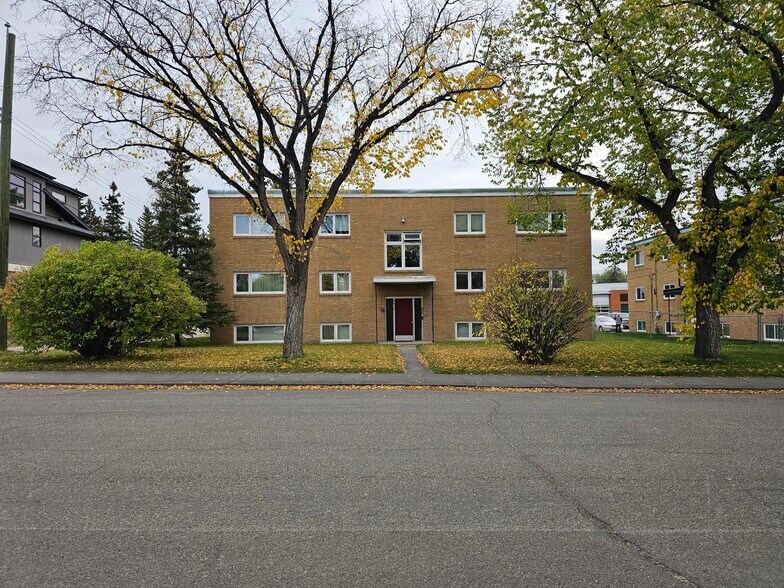 2312 22nd St NW, Calgary, AB à vendre - Photo de l’immeuble – Image 1 sur 10